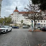 Zum Vermieten Direkt An Der Donau Und Am Schloss *