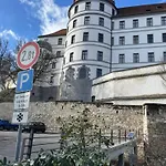 Zum Vermieten Direkt An Der Donau Und Am Schloss 公寓
