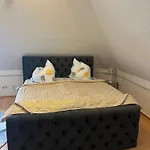 Zum Vermieten Direkt An Der Donau Und Am Schloss *