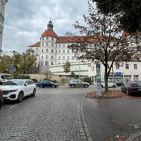 Zum Vermieten Direkt An Der Donau Und Am Schloss *