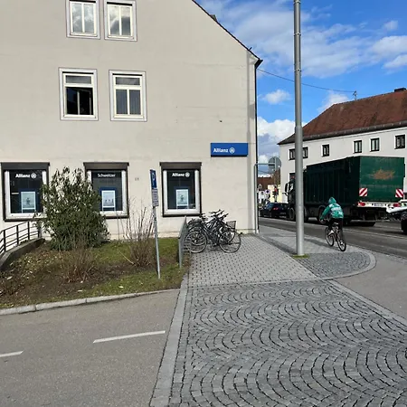 Zum Vermieten Direkt An Der Donau Und Am Schloss