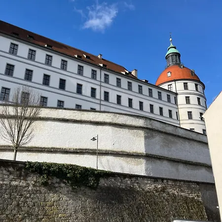 Zum Vermieten Direkt An Der Donau Und Am Schloss *
