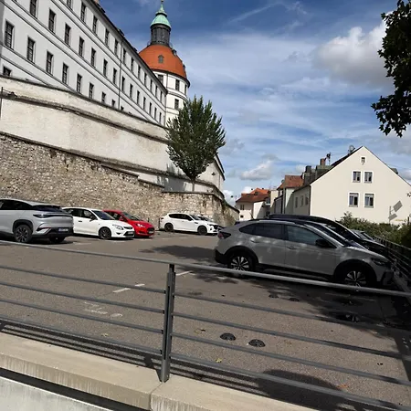 Zum Vermieten Direkt An Der Donau Und Am Schloss アパート